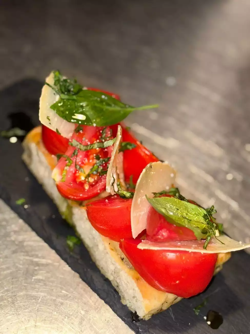 Focaccia tomates fraîches, basilic, tomme de brebis aux herbes - Le Chaudron 66